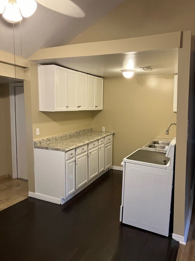 Foto del edificio - 3 bed 1 bath single family home