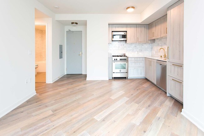 Building Photo - Gorgeous Condo with Bridge and Water Views