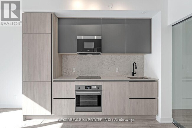 Building Photo - 108 Peter St