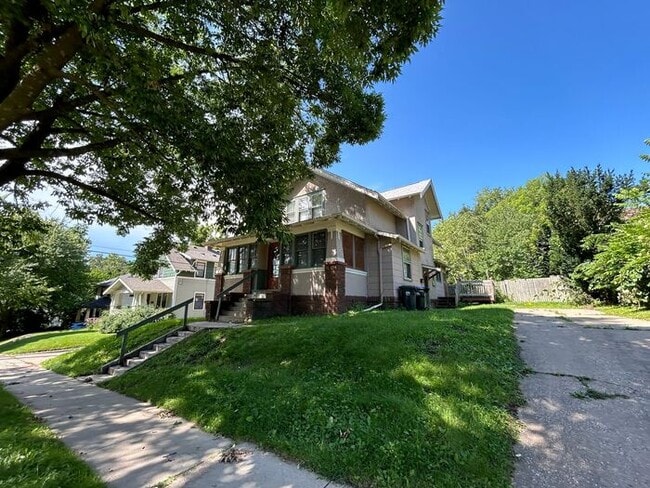 Building Photo - $1,800 | 3 Bedroom, 2 Bathroom Multi Floor...