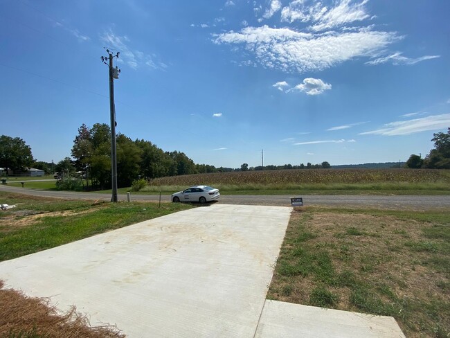 Foto del edificio - Home for Rent in Logan, AL!!! Available to...