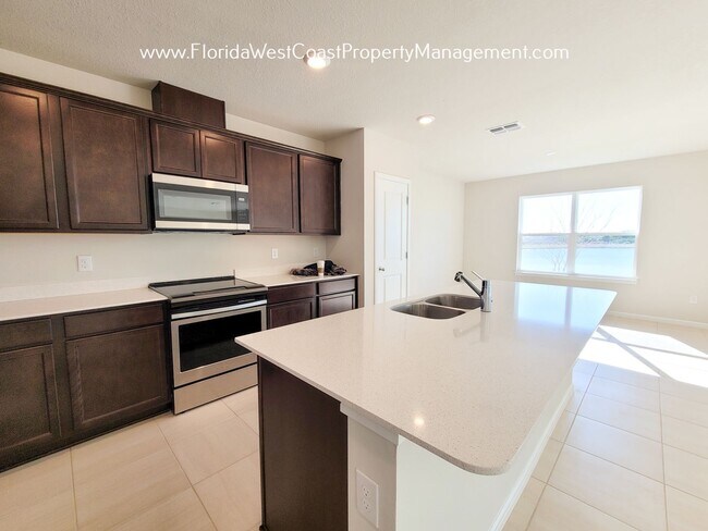 Foto del edificio - FANTASTIC 5 BEDROOM/ 3 BATH HOME in PARRISH! ISLES AT BAYVIEW! SUPER AMENITIES!
