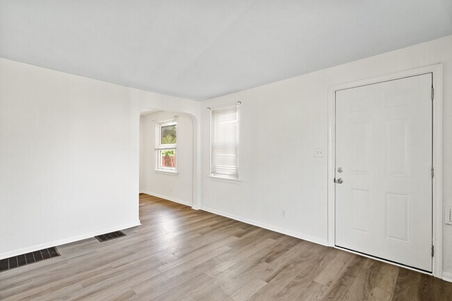 Viviendo - 1725 E Frankfort St