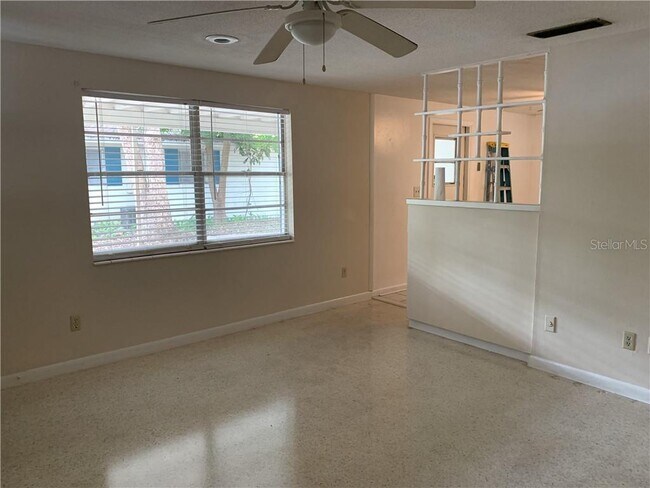 Building Photo - 806 N Westmoreland Dr