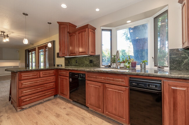 Building Photo - 16770 Wild Oak Ct