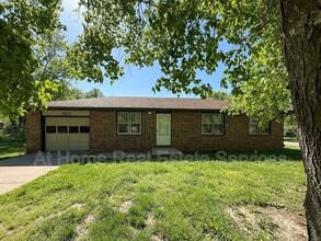 Building Photo - 103 S Cottonwood Ave