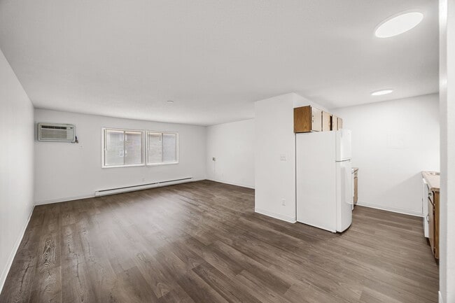 Building Photo - Classic Large One Bedroom