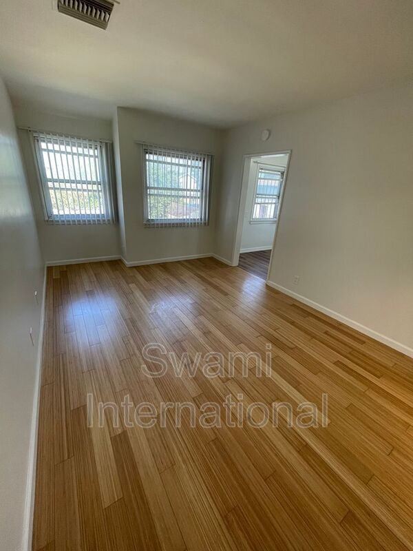 Foto del edificio - 833 W 97th St