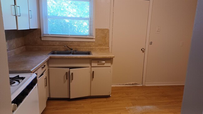 Building Photo - 812 Bell Dr