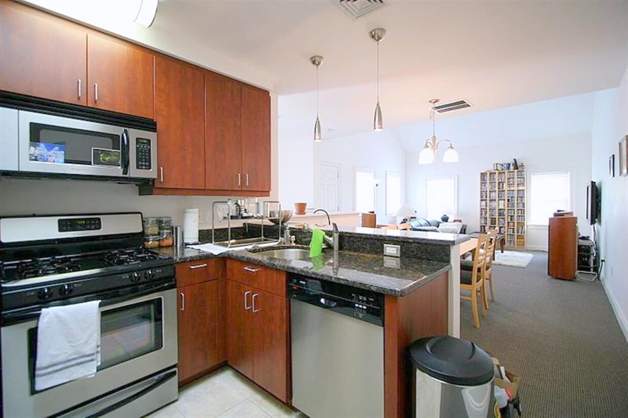 Primary Photo - 167 Auburn St