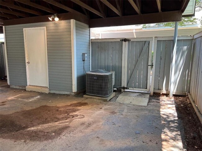 Building Photo - 5900 Grelot Rd