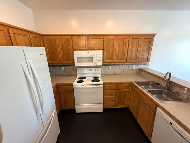 Foto del edificio - 3 Bed, 2 Bath Townhome Available Now!