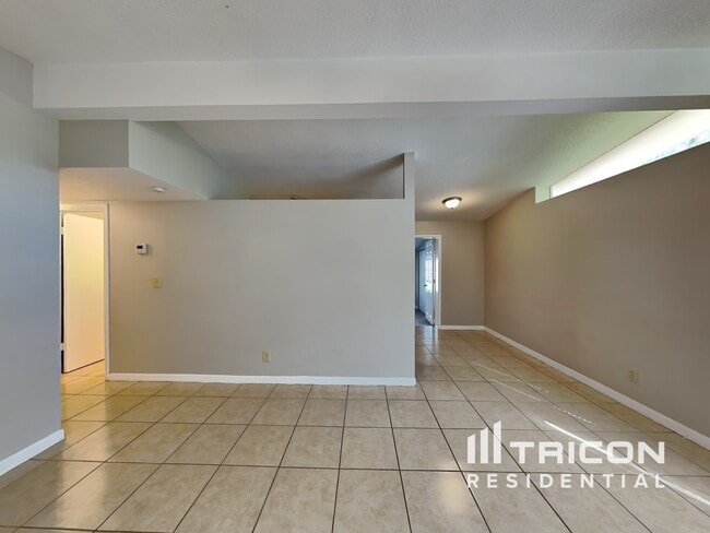Building Photo - 2869 Webley Dr NE