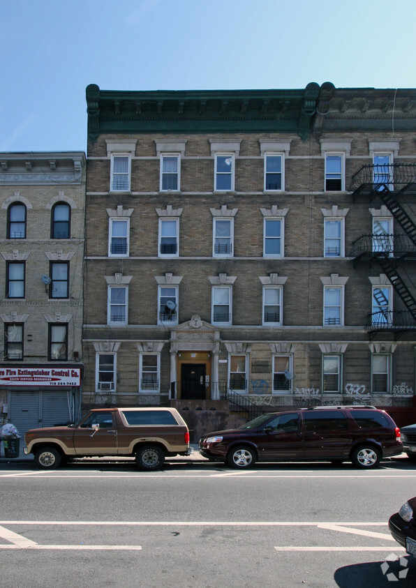 Building Photo - 221 Lewis Ave