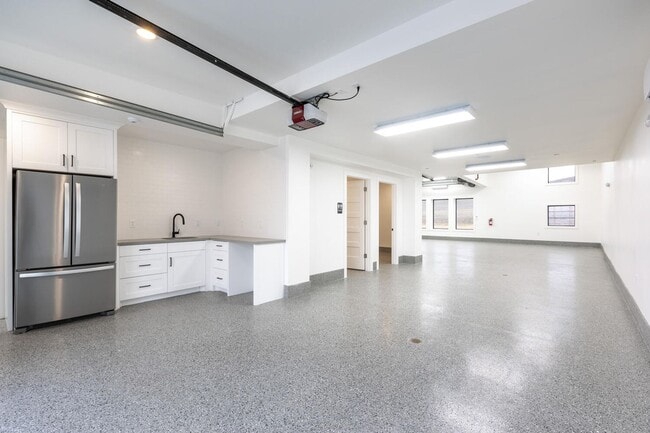 Building Photo - Striking large warehouse space to store al...
