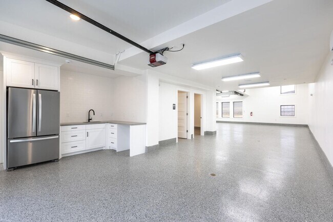Foto del edificio - Striking large warehouse space to store al...