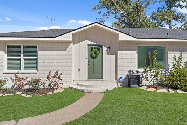 Building Photo - 712 E Kuehn St