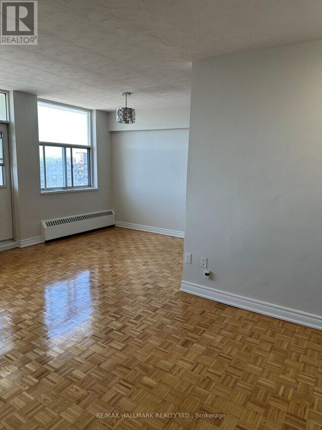 Photo du bâtiment - 2245 Eglinton Ave E