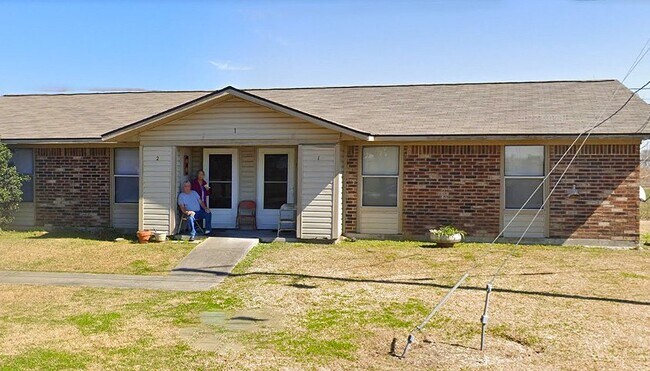 Building Photo - 425 Memorial Dr