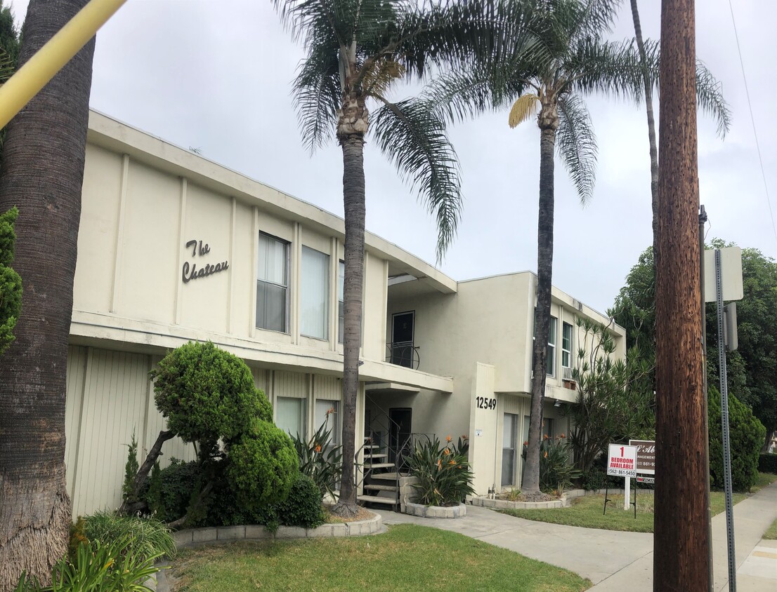 Building Photo - The Chateau Apartments