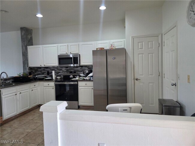 Building Photo - 977 Hampton Cir