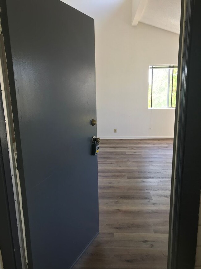 Building Photo - Nice Upstairs End Unit near Cal Poly!