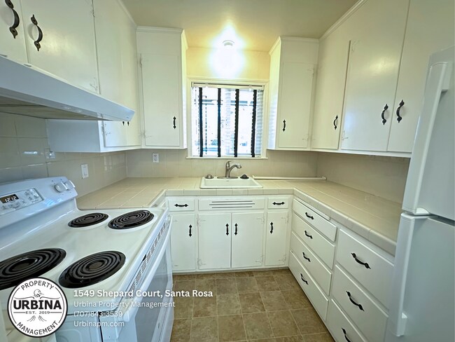 Foto del edificio - Bright Single Level Two Bedroom Duplex with Private Yard