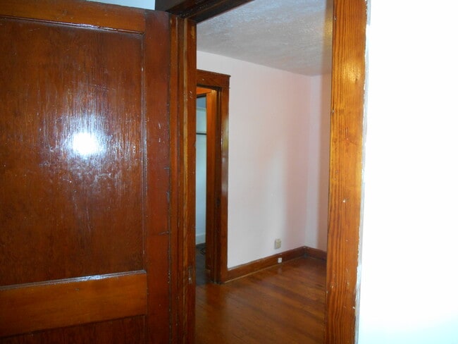 Building Photo - 116 N Clark St