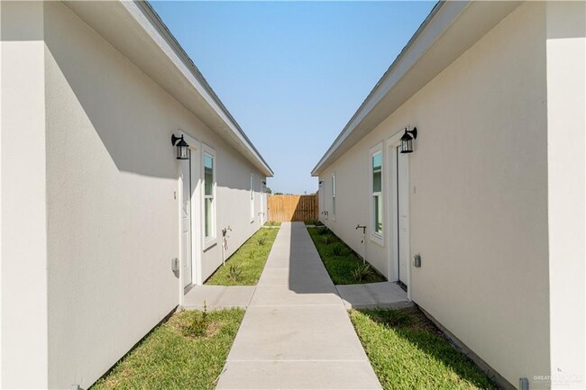Building Photo - 1006 N Clarence Ave