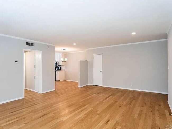 Foto del edificio - Beautiful one bedroom Located within walking distance to Ventura Blvd