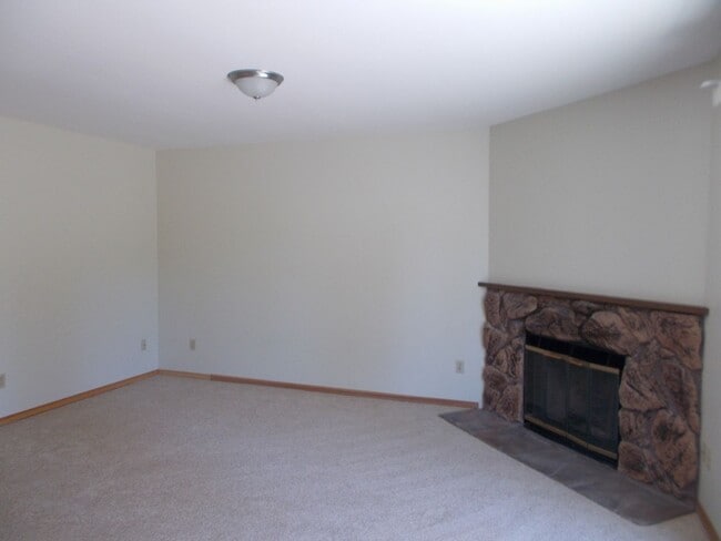 Building Photo - 2BR 1 BA Kirkland Condo! Finn Hill/Juanita Area!