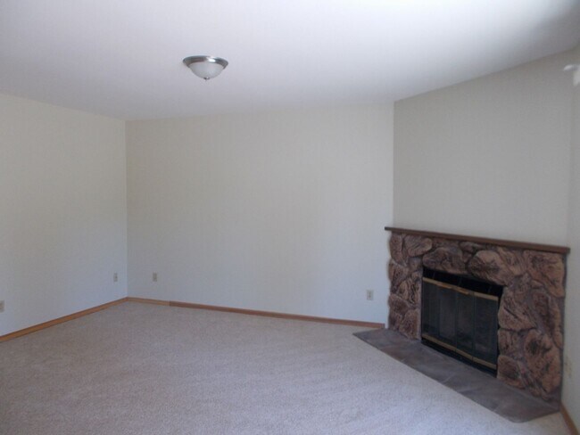 Building Photo - Nicely Updated 2BR 1 BA Kirkland Condo! Fi...