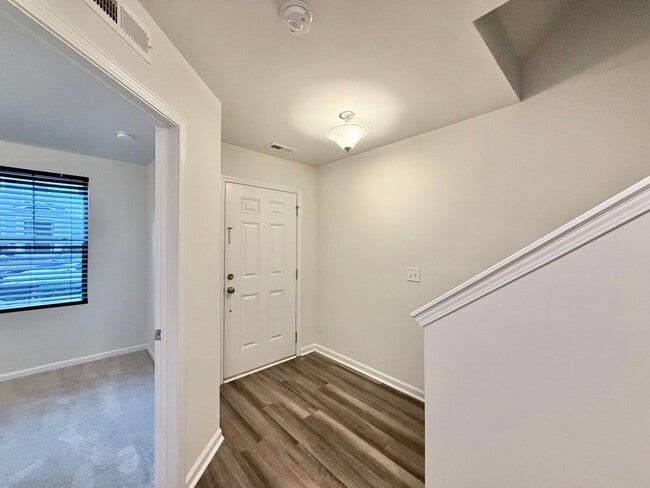 Foto del edificio - Stunning 3BD, 3.5BA Raleigh Townhome in the Desirable 5401 North Community Within Walking Distanc...