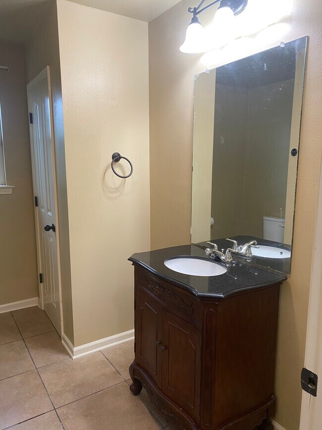 Building Photo - 2 Bedroom/2 Bath Condo Gonzales, LA