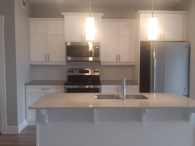 Building Photo - 85 Fieldstone Ct