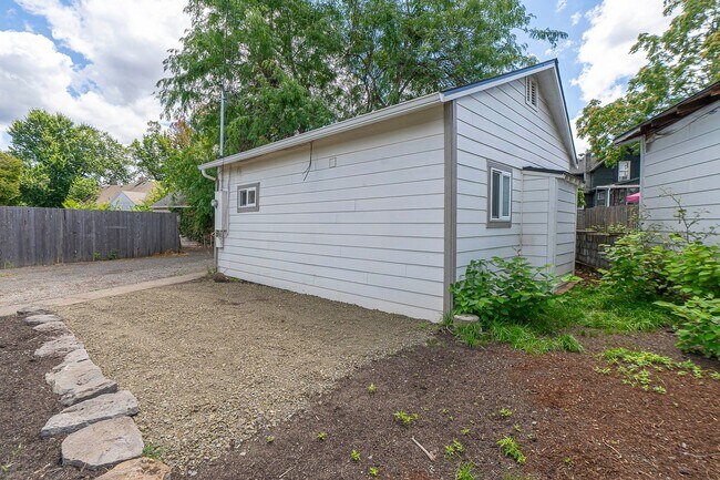 Building Photo - Newly renovated Oregon city Cottage