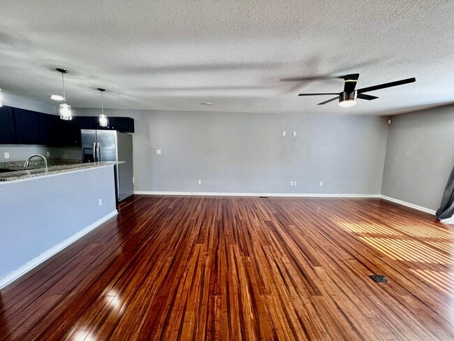 Foto del edificio - Tri-Level Condo – Pets Welcome, Washer & D...