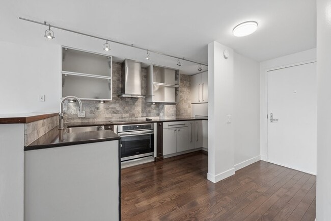 Building Photo - 1221 N Dearborn St