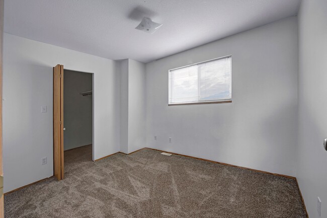 A bedroom with a large walk in closet - Willow View