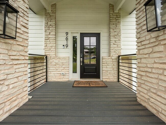 Building Photo - 9619 Vista View Dr
