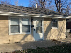 Building Photo - 5915 Urbandale Ave