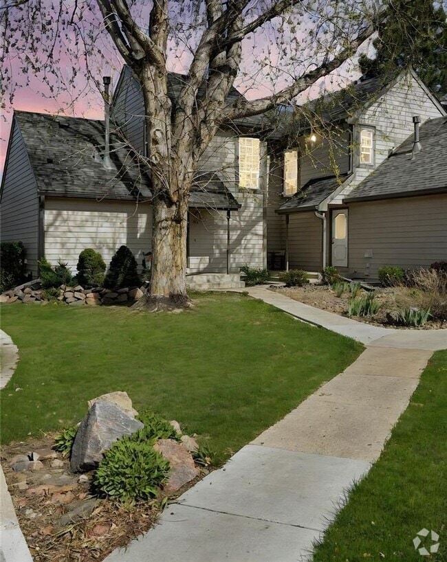 Building Photo - 422 Cobblestone Dr