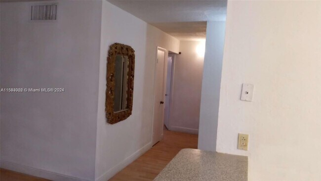 Foto del edificio - 14850 Naranja Lakes Blvd