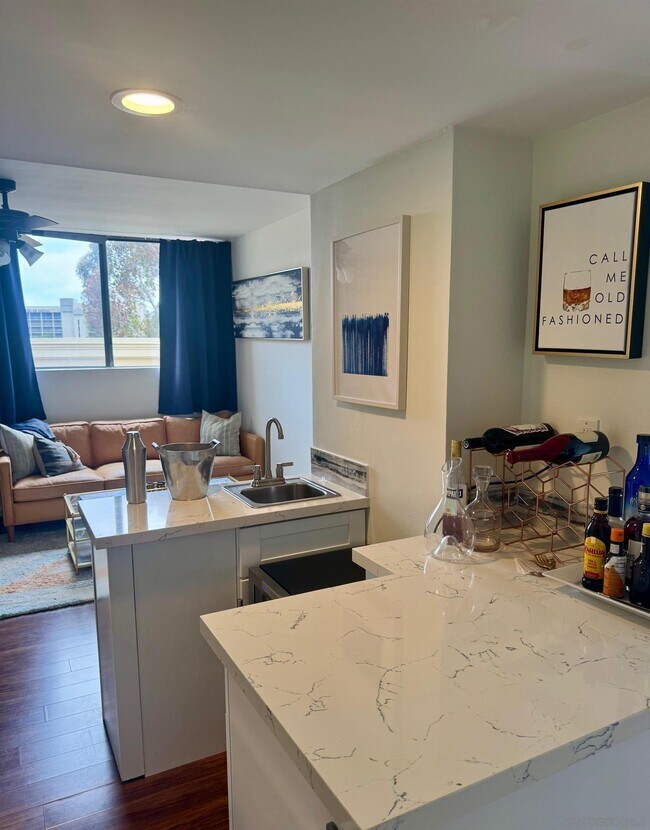 Foto del edificio - 2420 Torrey Pines Rd