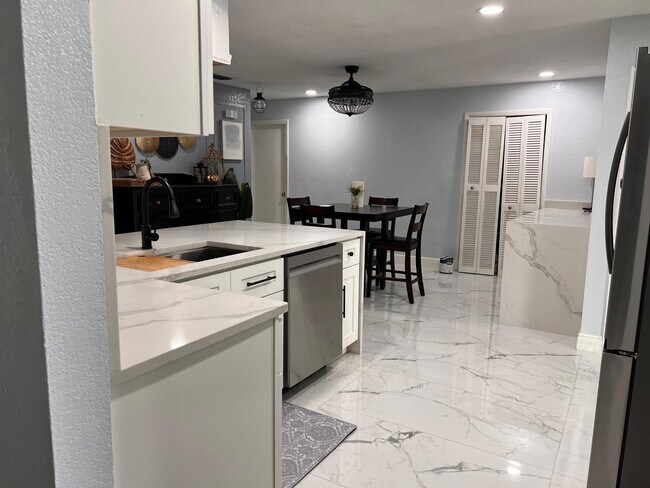 Foto del edificio - 165 NW 78th Ave