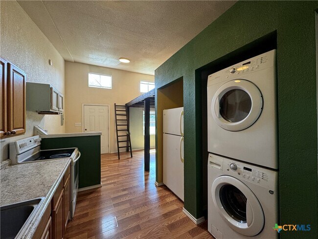 Foto del edificio - 1108 W McCarty Ln