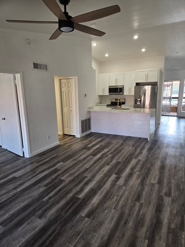 Building Photo - p203