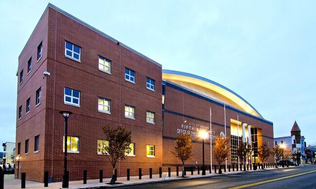 Foto del edificio - Perfect location, private . Clean , modernized and bright