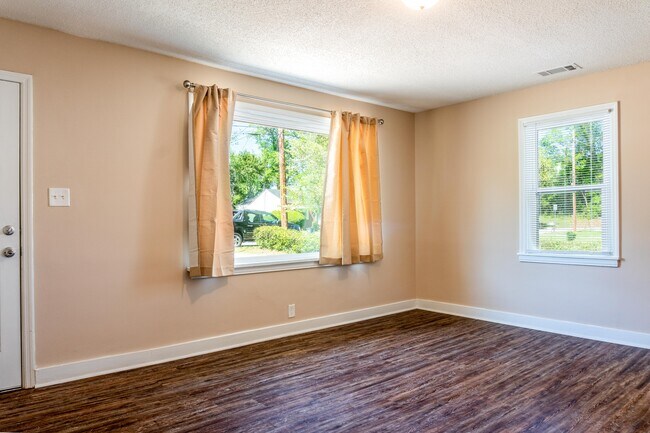 Big picture window in living room adds light - 2008 Lanier Dr