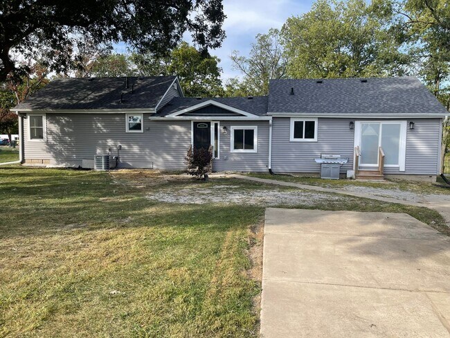 Foto del edificio - 4 Bedroom Home on 4 Acres, Crown Point Schools!